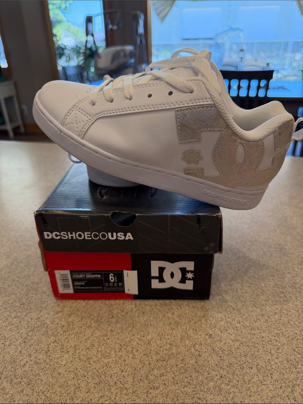 DC women’s ' Court Graffik White Sneakers size 6.5 US Eur 37.5